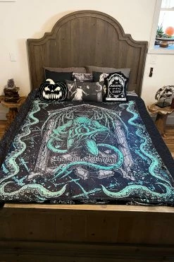 VampireFreaks The Call Of Cthulhu Throw Blanket -AKUMU INK shop IMG 1758