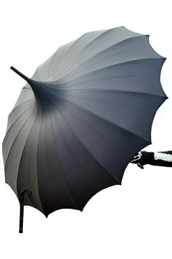 VampireFreaks Batwing Pagoda Umbrella [MIDNIGHT BLACK] -AKUMU INK shop black batwing umbrella 02