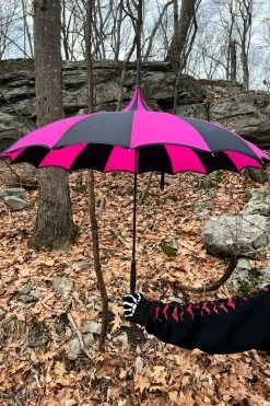 VampireFreaks Batwing Pagoda Umbrella [BLACK/HOT PINK STRIPED] -AKUMU INK shop hotpink black batwing umbrella 01