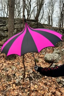VampireFreaks Batwing Pagoda Umbrella [BLACK/HOT PINK STRIPED] -AKUMU INK shop hotpink black batwing umbrella 02