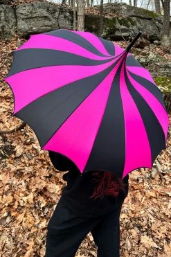 VampireFreaks Batwing Pagoda Umbrella [BLACK/HOT PINK STRIPED] -AKUMU INK shop hotpink black batwing umbrella 03
