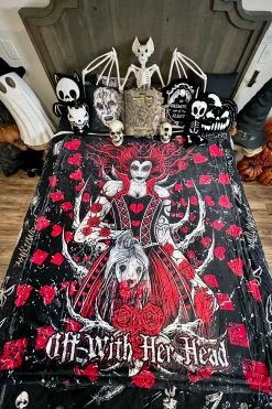 VampireFreaks Queen Of Hearts Throw Blanket -AKUMU INK shop queen of hearts blanket 02