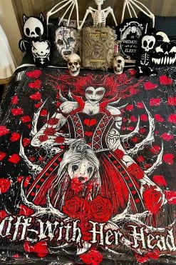 VampireFreaks Queen Of Hearts Throw Blanket -AKUMU INK shop queen of hearts blanket 04