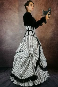 Gallery Serpentine Victorian Picnic Gown -AKUMU INK shop shrug5