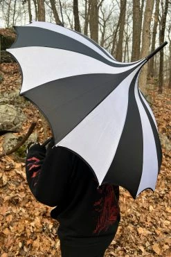VampireFreaks Batwing Pagoda Umbrella [BLACK/WHITE STRIPED] -AKUMU INK shop white black batwing umbrella 03